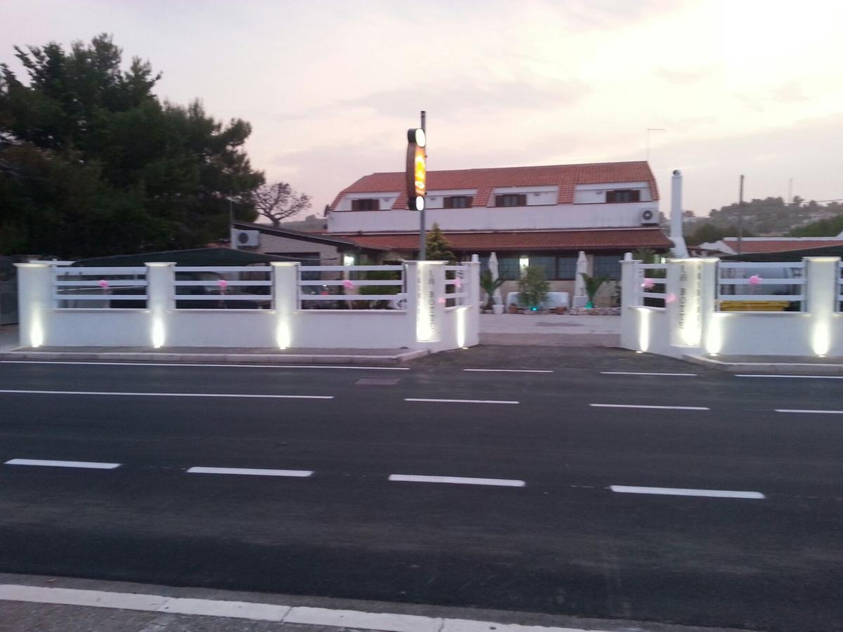 Albergo Labotte Βιέστε Εξωτερικό φωτογραφία